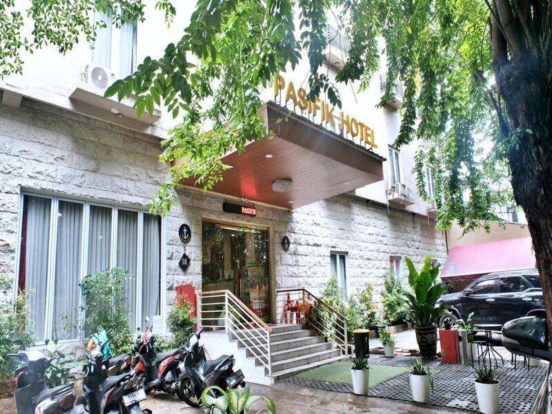 Pasifik Hotel Джакарта Экстерьер фото